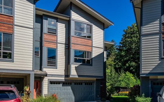 3 bedroom townhouse in dentville squamish