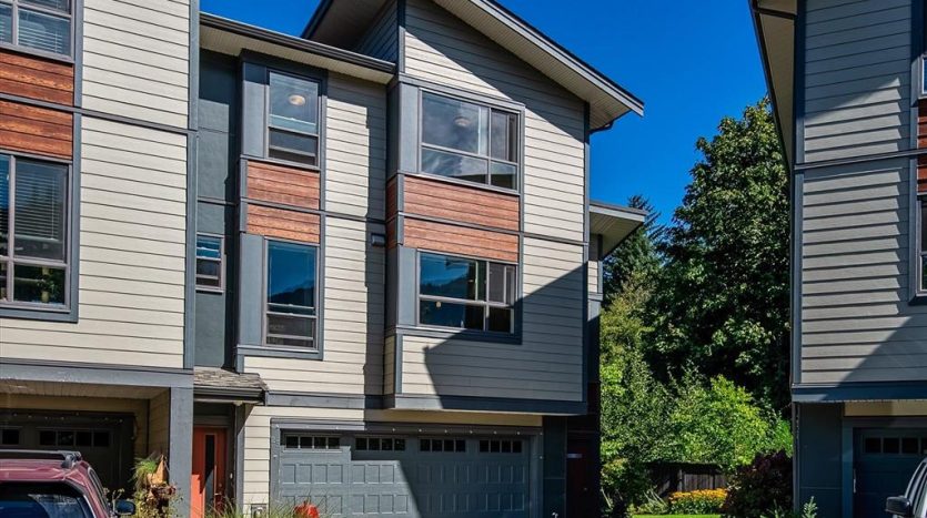 3 bedroom townhouse in dentville squamish